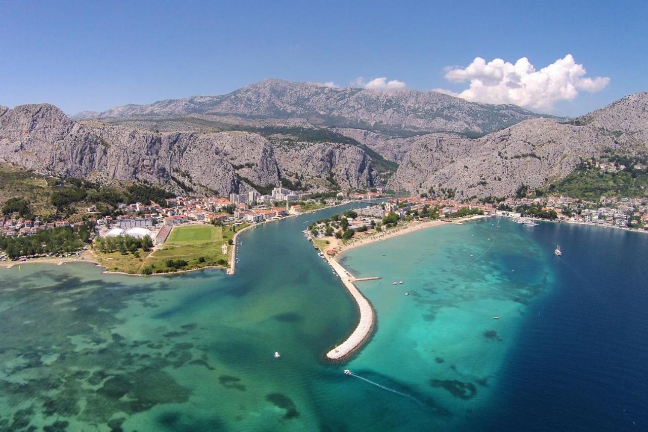 With A Parking Space - 2745 * Omis