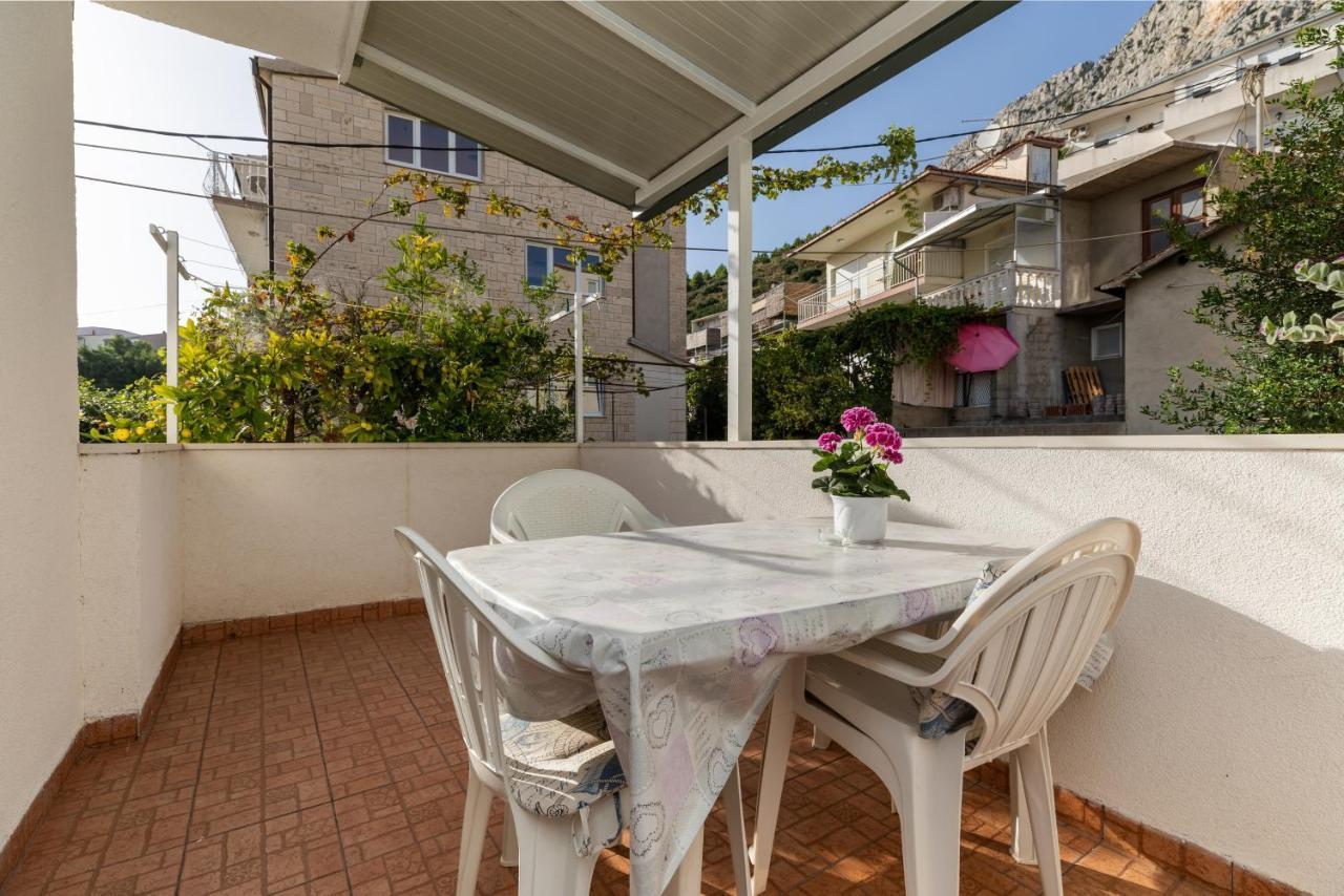 With A Parking Space - 2745 * Omis